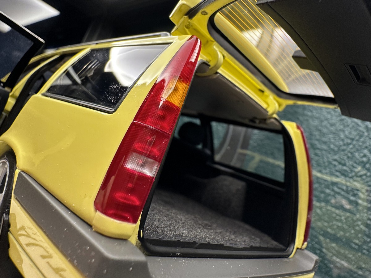 1/18 AUTOart Volvo 850 T-5R Estate Cream Yellow 79506 RARE 1/18 AUTOart Volvo 850 T-5R Estate Cream Yellow 79506 RARE