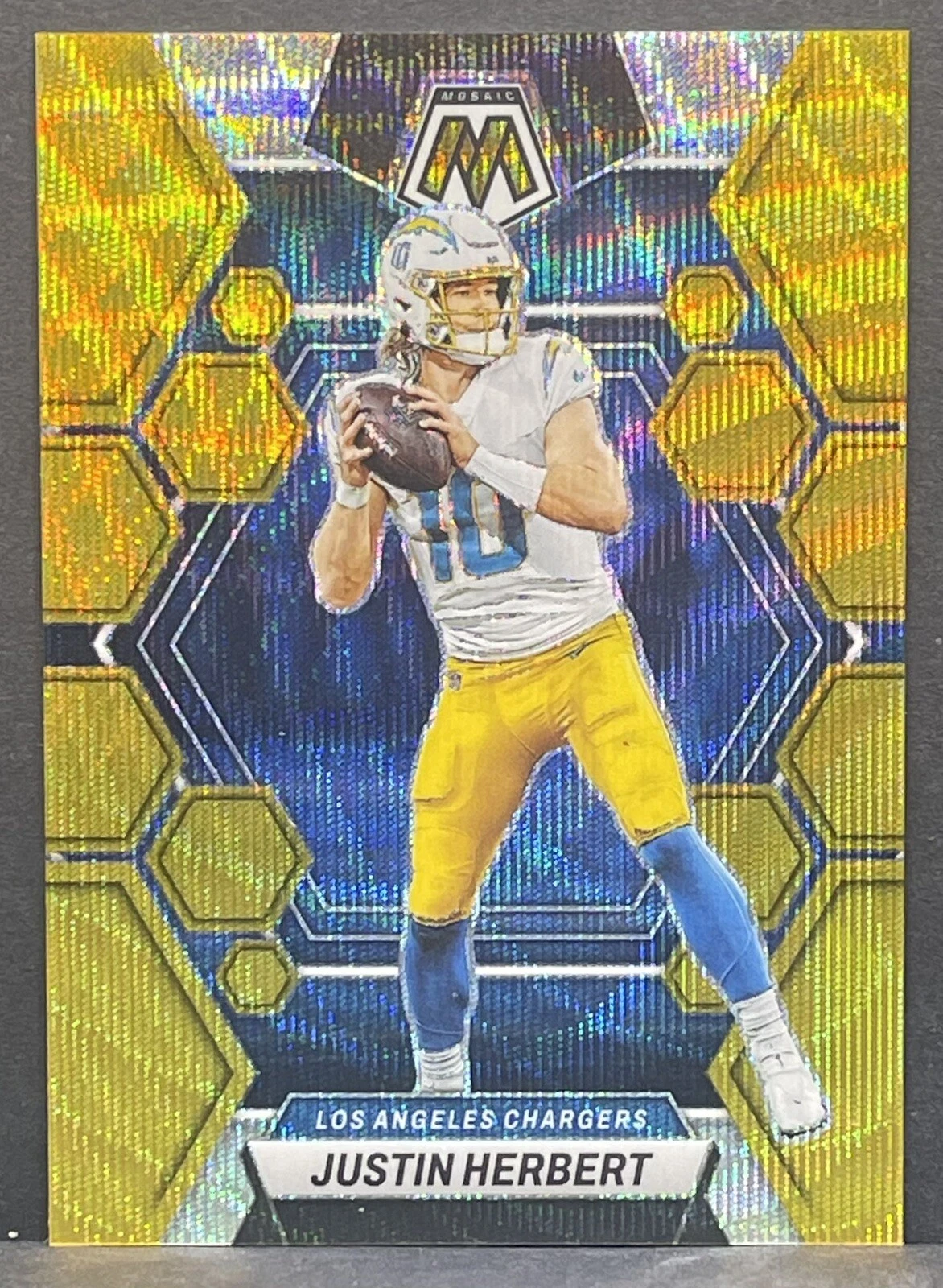 2023 Panini Mosaic JUSTIN HERBERT Gold Wave Prizm /17 #127 Chargers