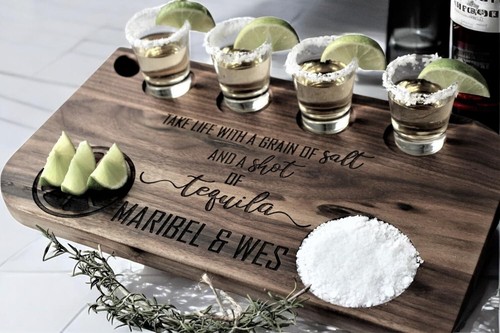 Tabla de cortar y charcutería de madera de nogal grabada con láser personalizada para entretenimiento - Imagen 4 de 11