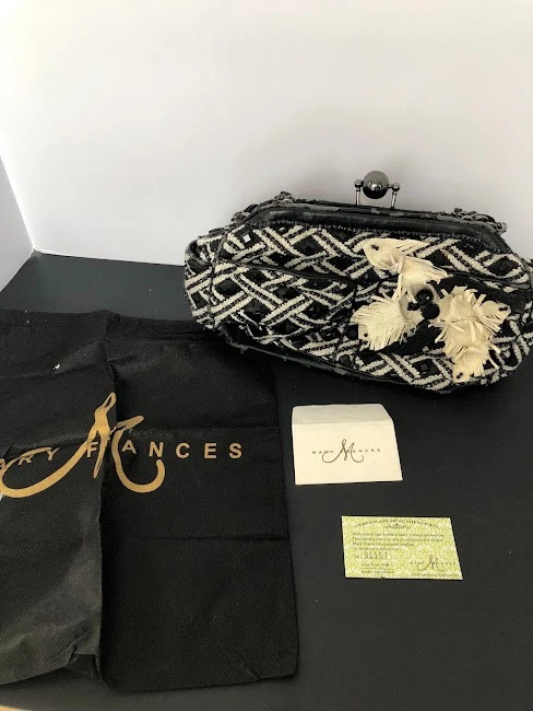 Bolso de mano Mary Frances blanco y negro con cuentas y bordado Foto 2 de 4