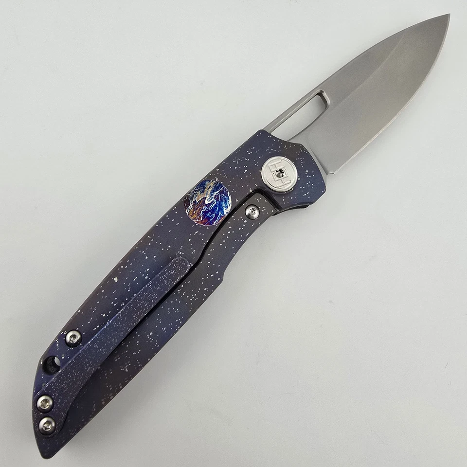 Cuchillo Plegable HEAdesigns Personalizado Jefe Fibra de Carbono Espaciado Titanio CPM S35VN Foto 2 de 4