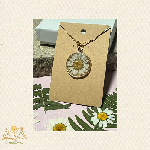 Pressed White Daisy Necklace Real Flower Pendant in Resin Gold or Silver chain - Picture 4 of 5