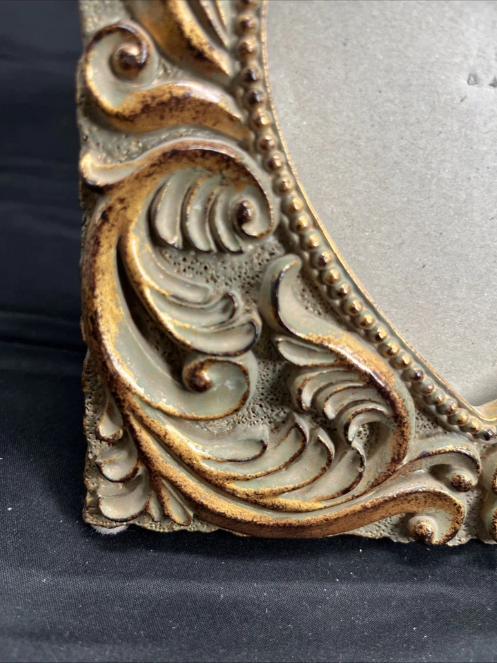 Marco de corazón dorado ornamentado Roma Downey interiores del hogar Foto 3 de 4