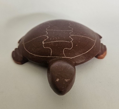 Scultura in pietra fetish tartaruga Zuni firmata nativi vintage - Foto 2 di 9