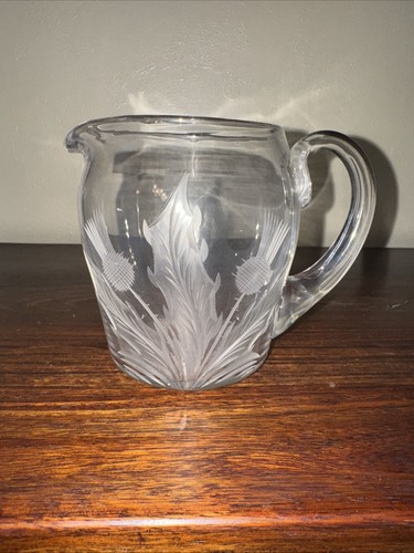 Jarra de agua con diseño de cardo de vidrio cortado vintage crema de leche mango aplicado