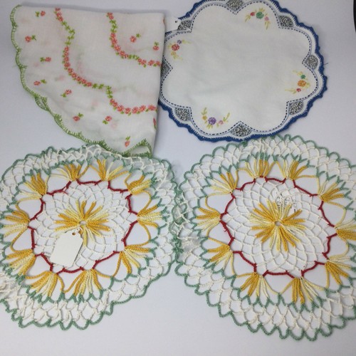 4 Deckchen Spitze Baumwolle bestickt Häkel Blumen bunt Handarbeit Vintage - Bild 1 von 8