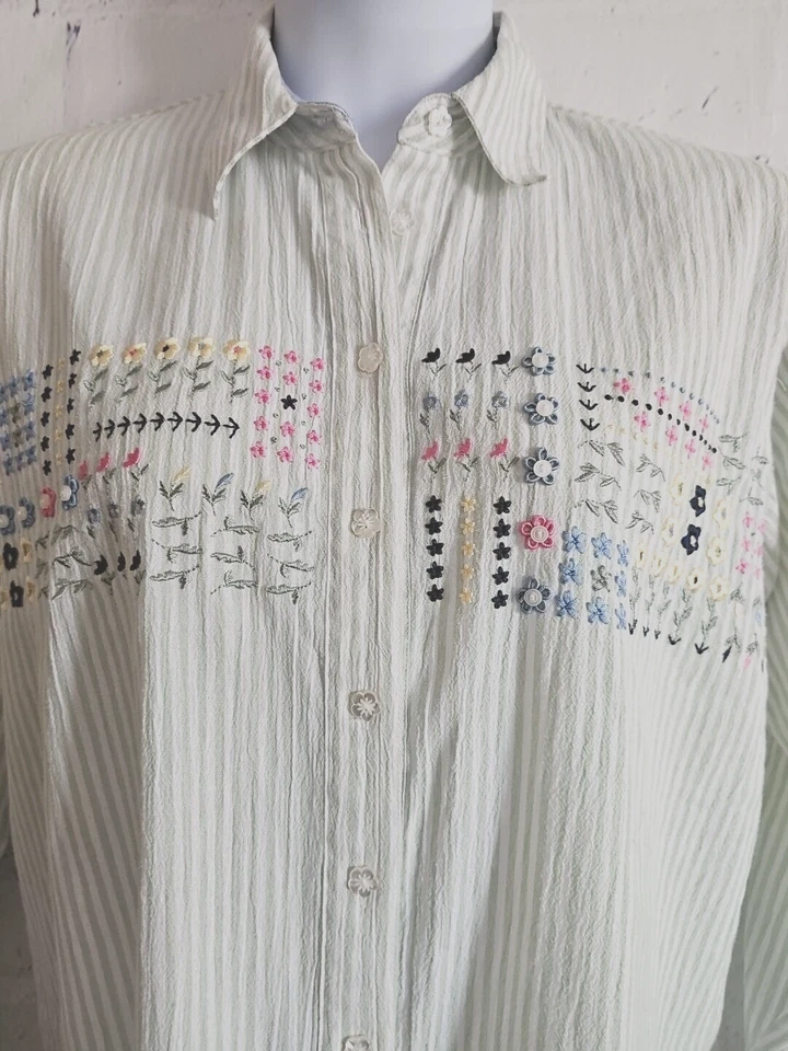 Blusa Koret Francisca Bordada a Rayas Verdes Talla Grande Manga Larga con Pestaña Enrollable Foto 2 de 4