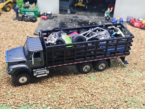 Custom International IH Flat bed stake truck 1/64 ERTL FARM GREENLIGHT Junk yard - Picture 5 of 17