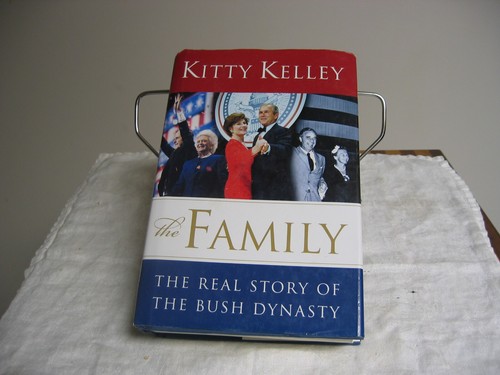 The Family The Real Story of the Bush Dynasty Kitty Kelley HCDJ Book - Bild 1 von 2