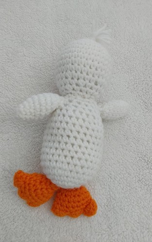 Handarbeit gehäkelte Ente Plüsch weiß orange Stofftier Osterkorb Spielzeug - Bild 4 von 9