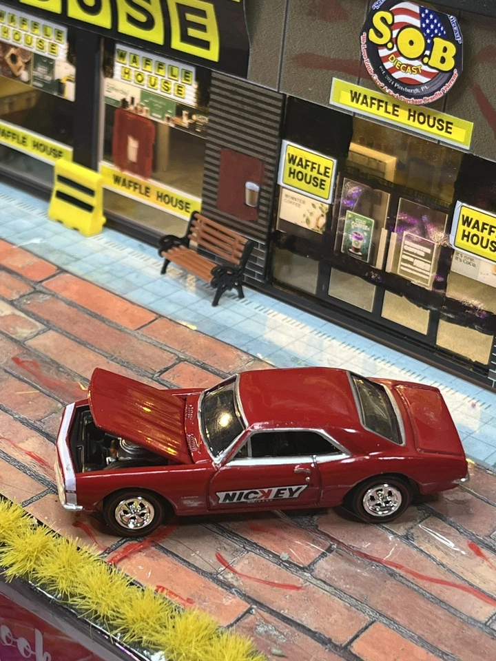 Pneus de borracha fundidos vermelhos Johnny Lightning Chevrolet Camaro Nickey Chicago NMCond - Imagem 3 de 4