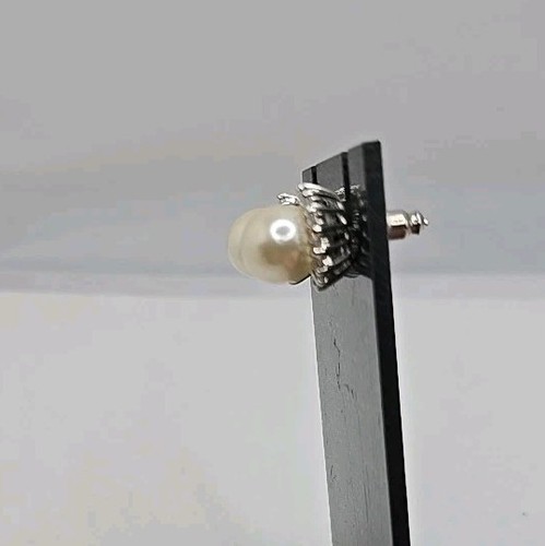 Orecchini classici vintage tono argento finta perla con strass forma fiore - Foto 7 di 10