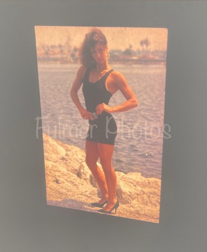 Imagen de foto costera posada femenina transparente de la década de 1980 2x2 diapositiva certificado de autenticidad único - Imagen 4 de 7