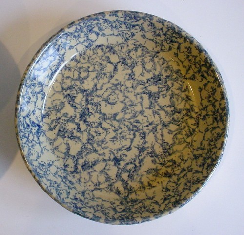 Hermoso plato de pastel cubierto de esponja azul Roseville Robinson Ransbottom de colección - Imagen 3 de 5
