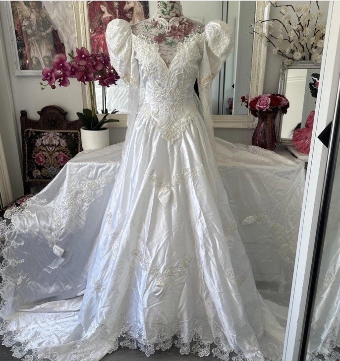 Ashley Lee Cathedral Train Wedding Dress AU 6 Beaded Lace Princess Bridal Gown