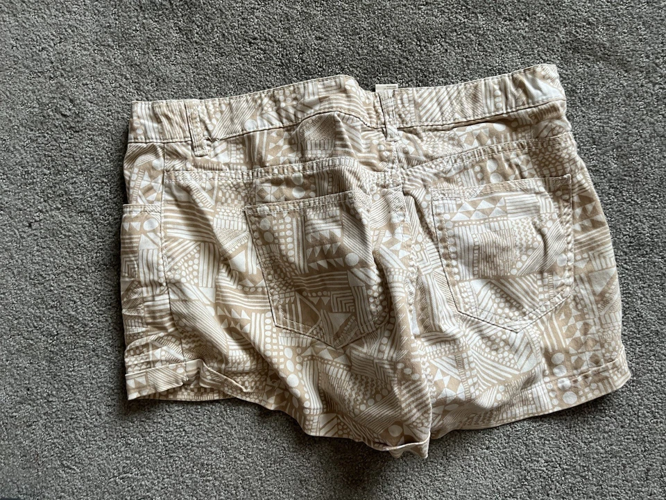 H&M 女式休闲夏季短裤弹力棕褐色白色几何图案 8 码 — 第 2/4 张图片