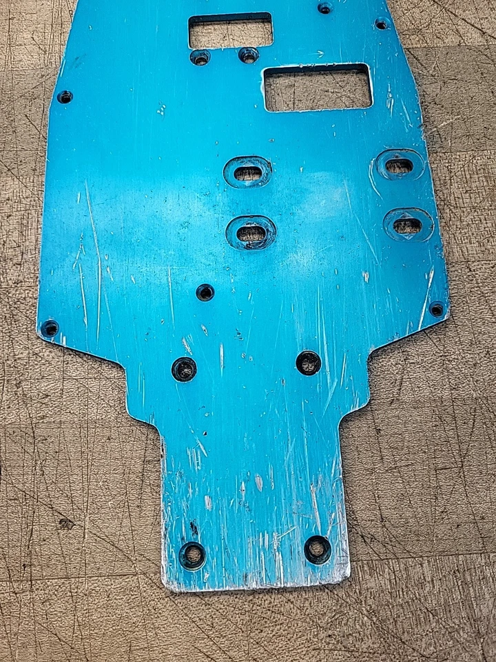 Chasis principal Hong Nor C-4 Ultra GT 1:8 de colección azul usado. Foto 3 de 4