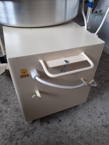 Electric Potters Disc Machine 230 V With chair and shapers. - Picture 4 of 9