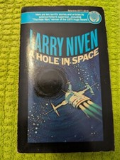 A Hole in Space by Larry Niven (Paperback)