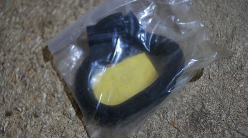 SUZUKI LT185 LT125 FRONT FENDER COWLING TOP CYLINDER RUBBER SEAL 58627-18900 - Picture 3 of 3