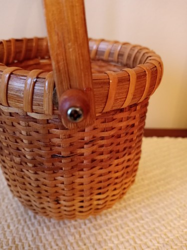 Tan Round Woven Basket With Handle. Vintage And Cute - Picture 4 of 6