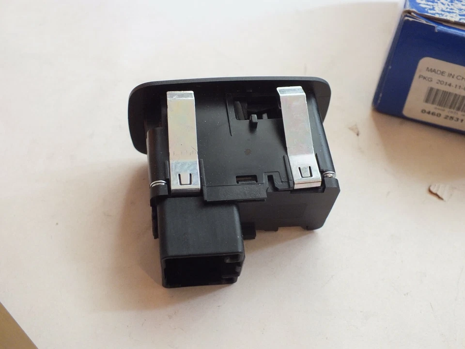 Genuine Mopar Electric window switch fits a Chrysler Voyager + 04602531AF F12 - Image 4 of 4
