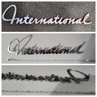 Emblème capot camion chromé OEM international années 60.