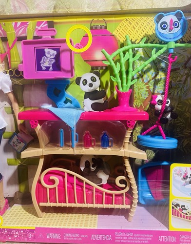 Mattel Barbie Panda Custode Playset con Panda Veterinario CGH89 - Foto 4 di 5