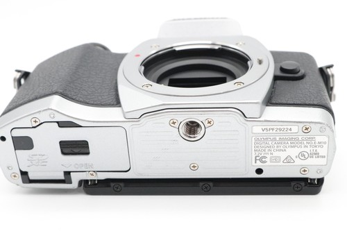 Cámara digital Olympus OM-D E-M10 cuerpo plateado como nueva con obturador 5225 sin espejo - Imagen 11 de 12