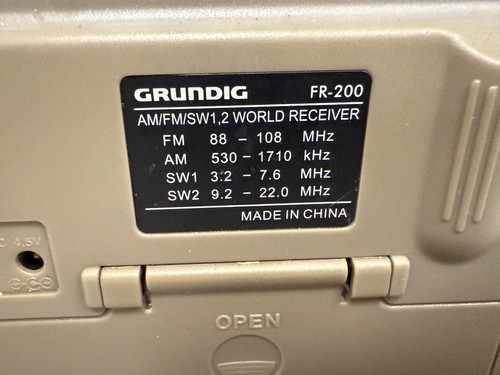 GRUNDIG FR-200 AM/FM/SW World Band Emergency Crank & Battery Powered Radio - Picture 6 of 10