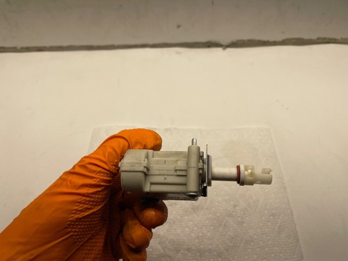 2004 2005 2006 2007-10 AUDI A8 QUATTRO - FUEL / GAS DOOR LOCK Actuator 4E0862150 - Picture 5 of 7