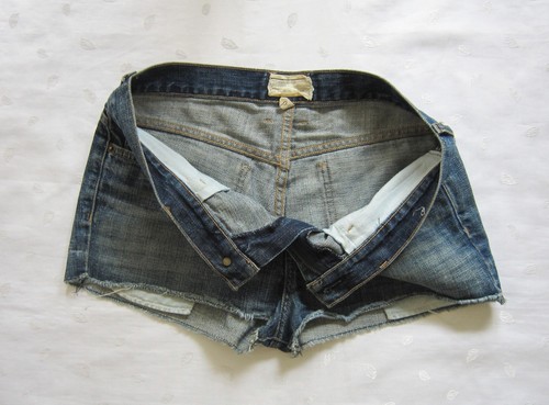 Current/Elliott EASY LOVE Cut off Medium Wash Blue Denim Shorts ~ Size 25 / W31 - Picture 3 of 9