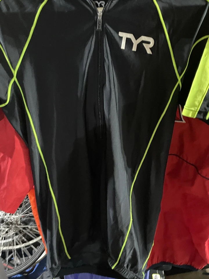 Jersey de ciclismo de carbono TYR negro y verde pequeño Foto 3 de 4