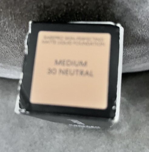 bareMinerals BarePro Performance Wear Liquid Foundation. 30 ml / 1 fl. Medium - Picture 4 of 4