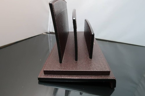 Auténtico soporte para libros Louis Vuitton Taiga de cuero accesorio de escritorio de colección marrón - Imagen 4 de 11