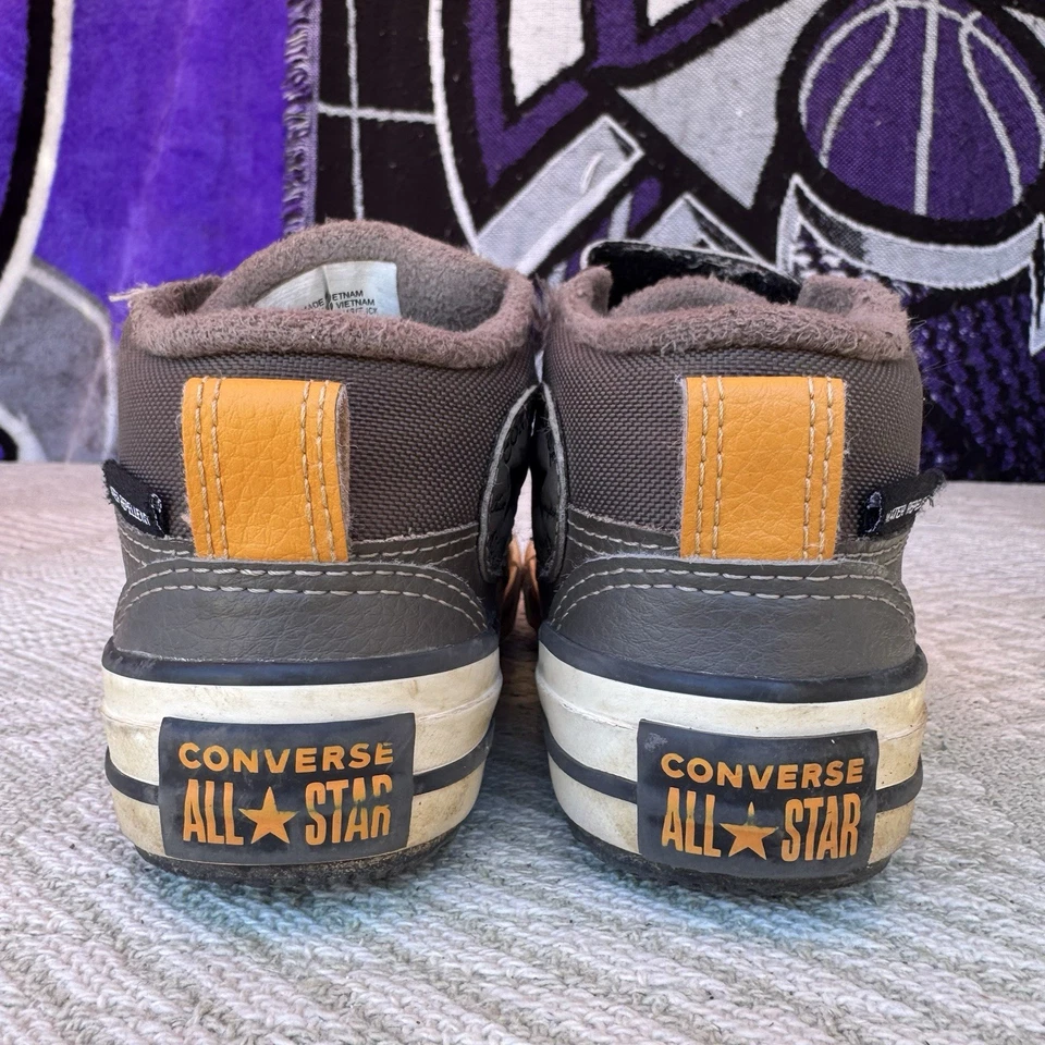 Talla 11.5c - Zapatilla deportiva repelente al agua Chuck Taylor All Star Malden para niños Foto 2 de 4