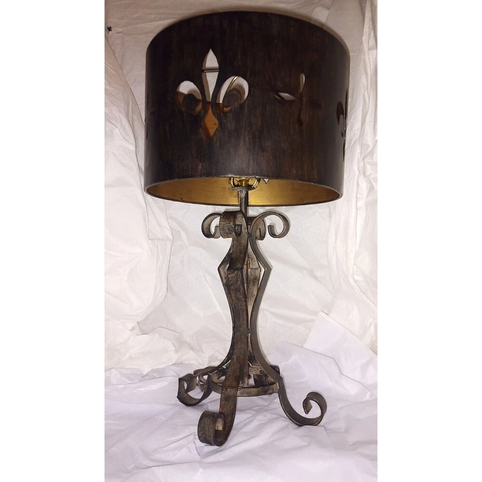 Lámpara de metal IMAX Fleur-de-List Cutwork y pantalla de metal en dorado y negro Foto 4 de 4