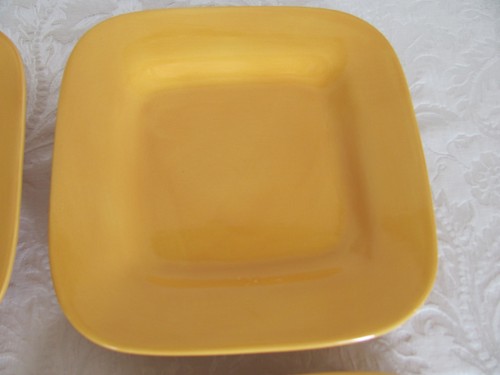 Home American Simplicity Oro-Amarillo Sólido/Naranja- Juego de 4 Platos Cuadrados de Ensalada - Imagen 4 de 14