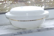 Pyrex 024 Vintage Opal White Gold Band 2 Quart Casserole Dish with Opal Lid
