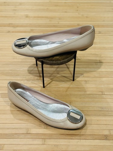 Pisos de ballet Prada beige charol con hebilla plateada con logotipo de Prada para mujer 7,5 - Imagen 2 de 12