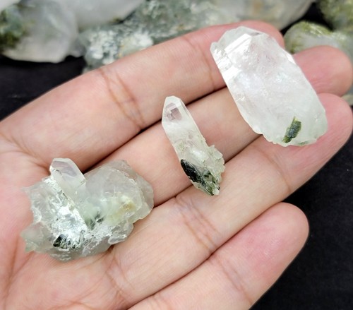 Cristal de cuarzo natural con inclusión de epidota verde muestra áspera 30 piezas 1,4 kg - Imagen 9 de 21