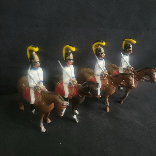 Four Soldiers On Horseback Lead Figures Figurine. White And Yellow - Bild 3 von 12
