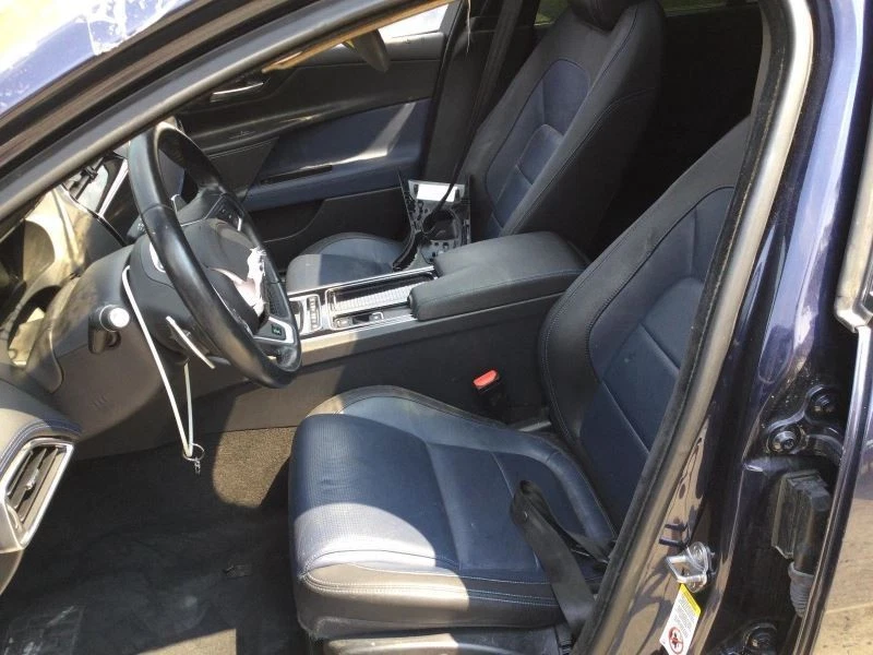 Pilar A izquierdo azul PC: JBM se adapta a Jaguar XE 31538 2018 Foto 3 de 4