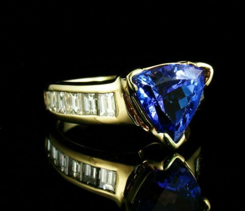 2.25Ct Trillion Cut Tanzanite Wedding Anniversary Ring in 14K Yellow Gold Finish - Picture 3 of 4