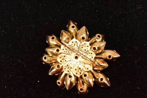 LARGE STUNNING EMERALD & LIME GREEN RHINESTONE FLOWER -BURST DESIGN BROOCH - Picture 4 of 4