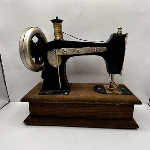 Figurale Nähmaschine Aufbewahrungsbox mit Vintage Nähzubehör Landhaus Grannycore - Bild 14 von 21