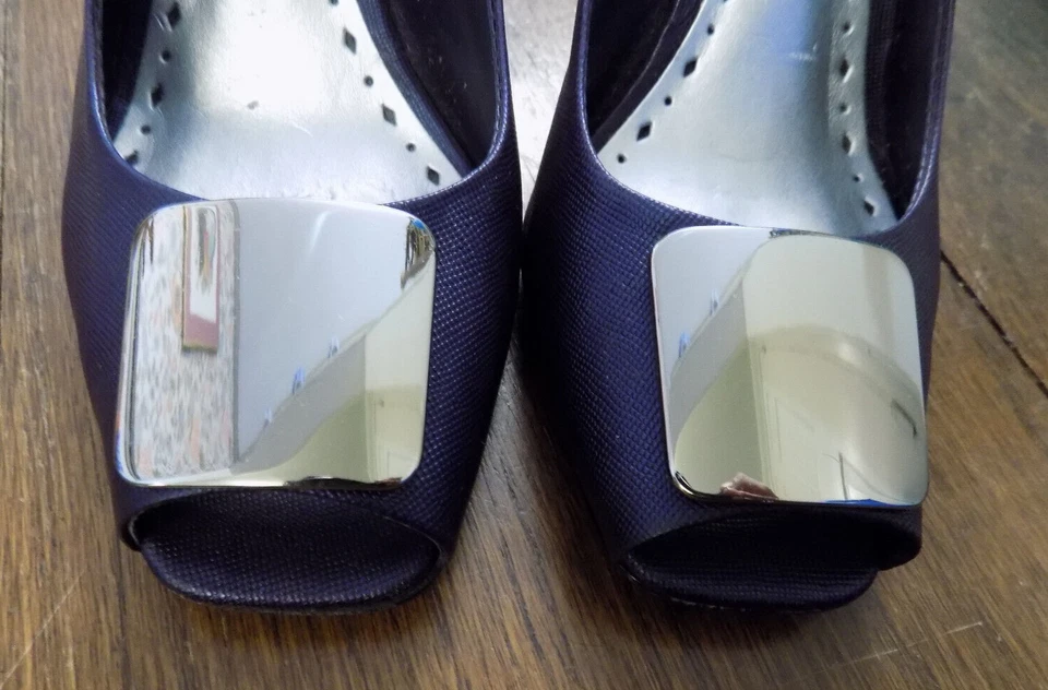 BCBGirls BG-Zabrina Navy Texture Silver Medallion Slingback 4" Pump Peep Toe 8.5 - Image 3 of 4