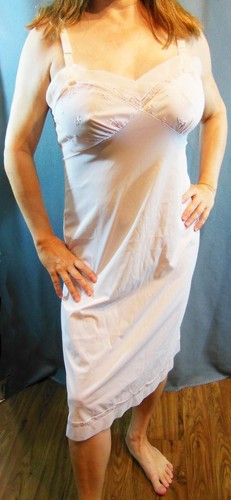 CAROL ADAMS ELEGANT PINK LACY FLORAL EMBROIDERY SLIPPERY NYLON  FULL SLIP 38 EVC - Foto 1 di 7