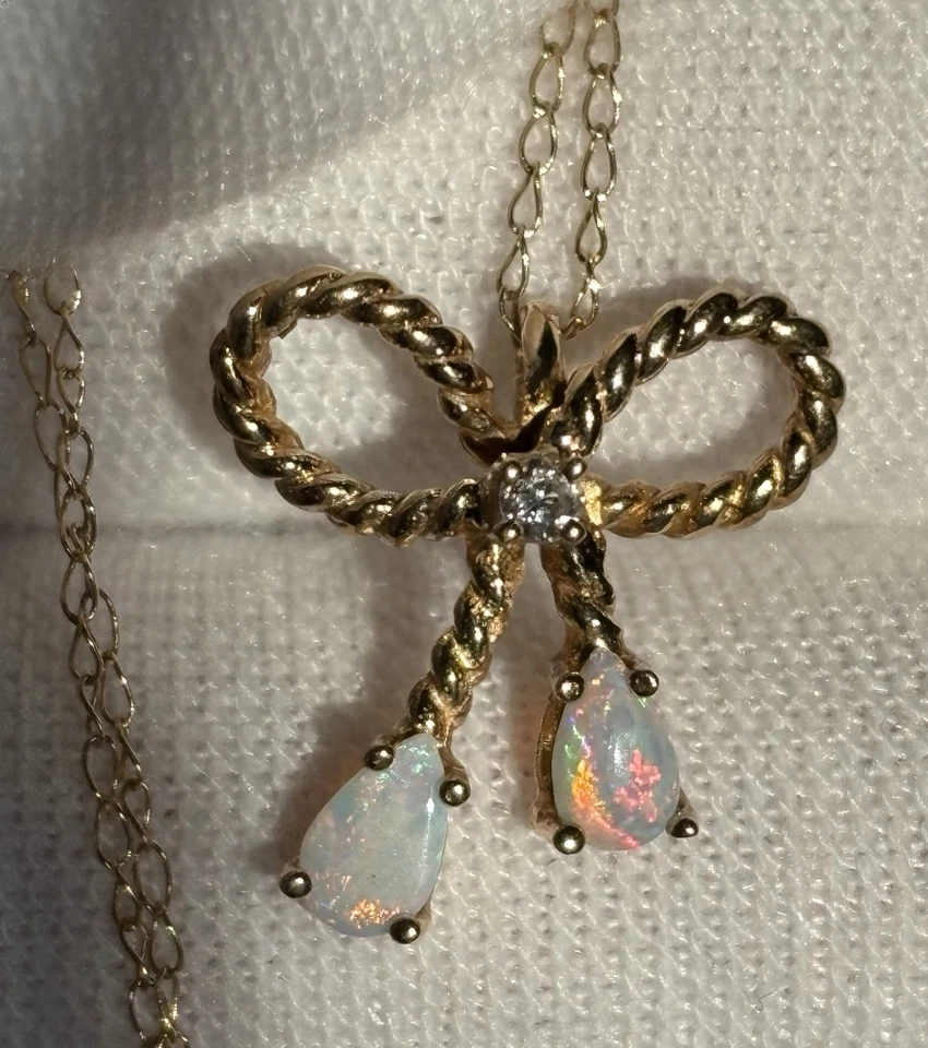 Collar de cadena de 17 pulgadas colgante con arco de diamantes ópalo de oro amarillo de 14k para damas HERMOSO Foto 4 de 4