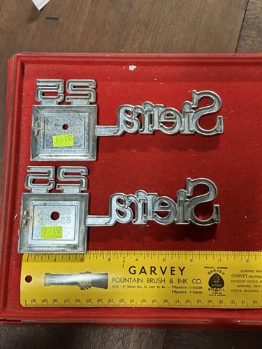 Original 1975-1980 GMC SIERRA 25 TRUCK FRONT FENDER EMBLEM #351825 - Bild 2 von 2